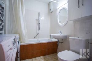 Hier befinden sich ein Badezimmer mit Badewanne und...