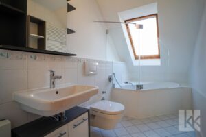 Badezimmer mit Eckbadewanne