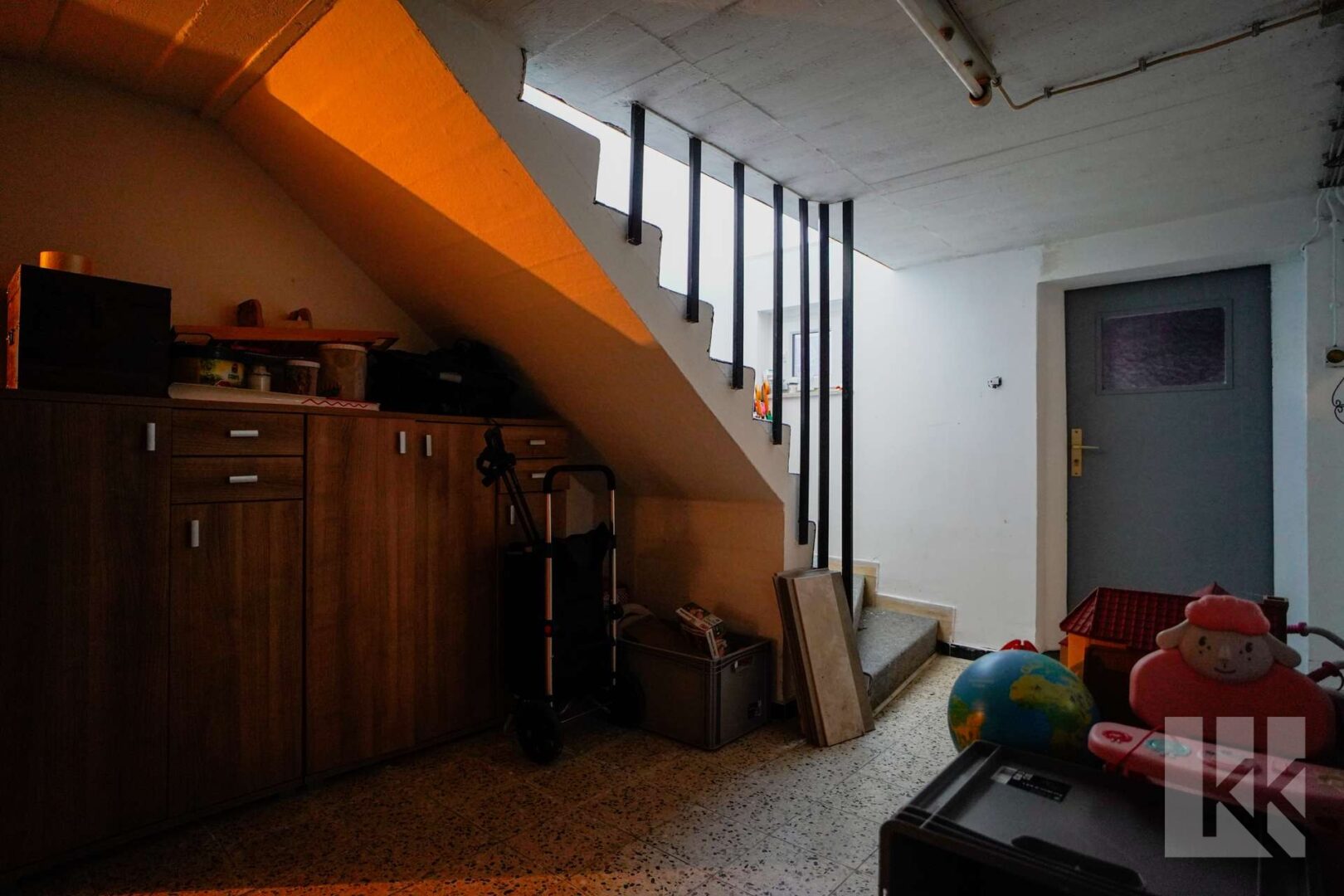 Zugang zum Vollkeller und der Garage