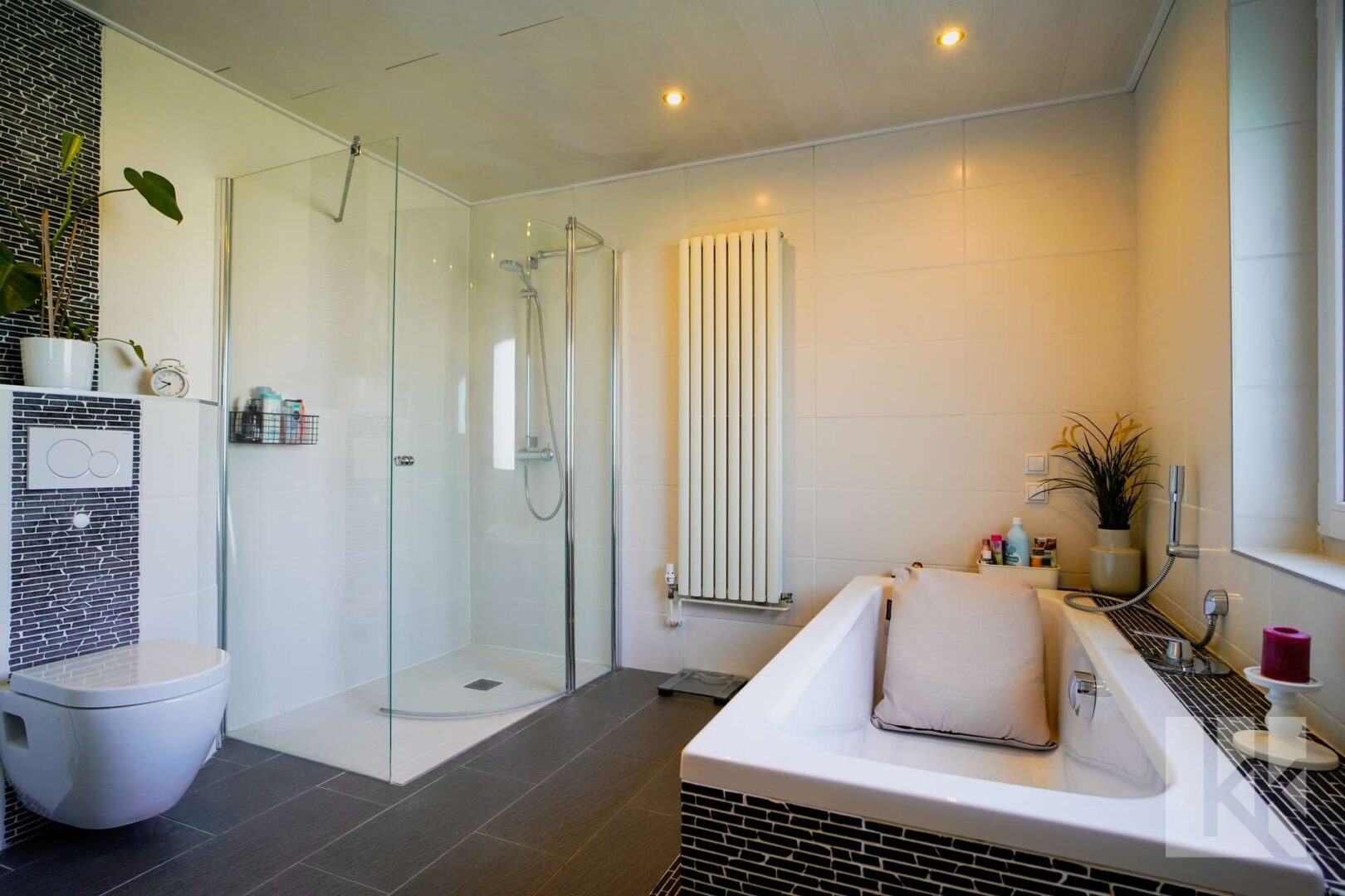 mit Dusche und Badewanne