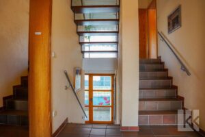 Beliebte Splitlevel-Bauweise mit offenem Treppenhaus