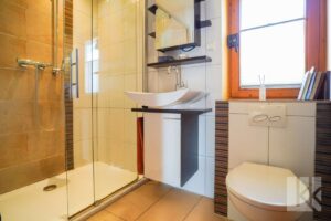 Die Hochparterre mit Badezimmer und...