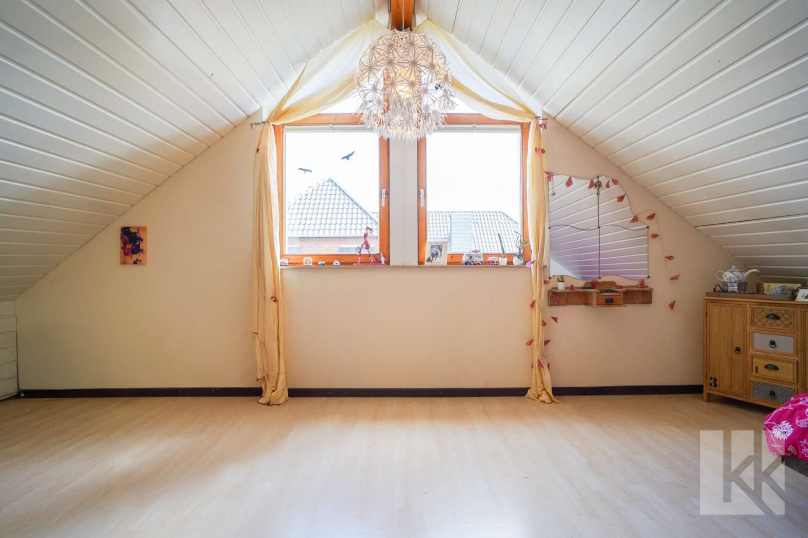 Ein großes Zimmer mit Abstellkammer im Dachgeschoss