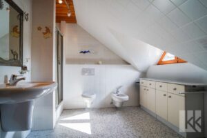 Badezimmer im Obergeschoss mit Dusche und...