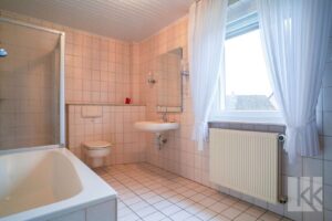Badezimmer mit Dusche und Badewanne