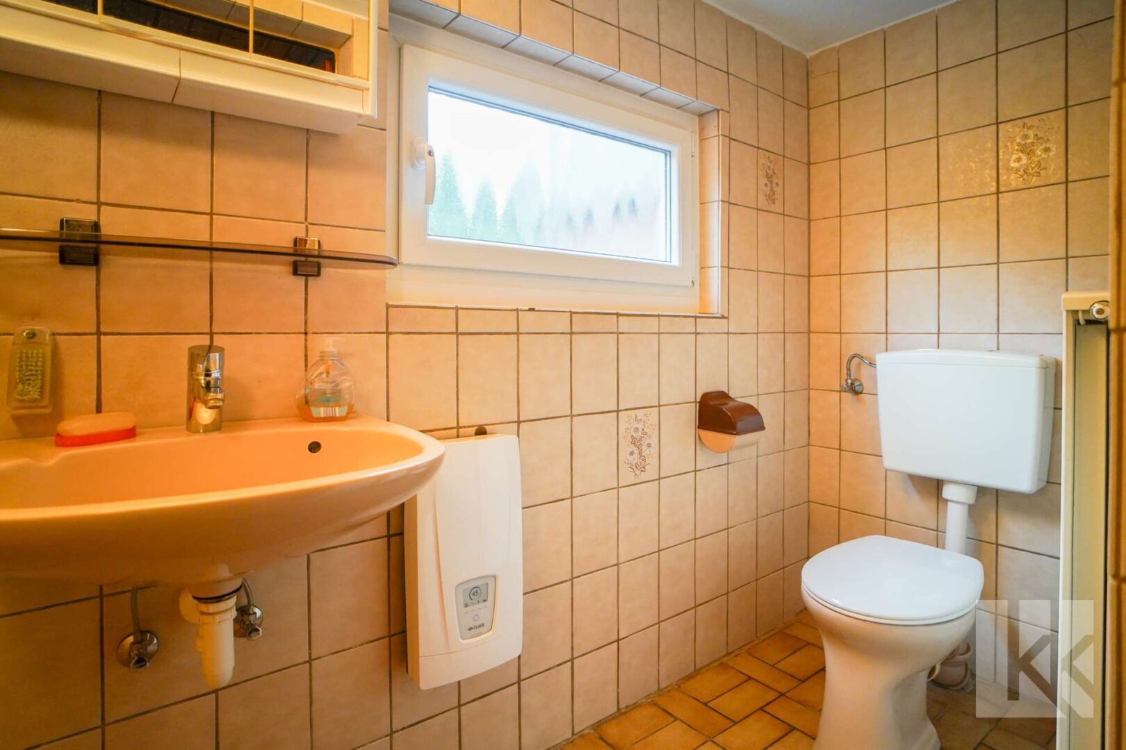 ...einem weiteren Badezimmer mit...