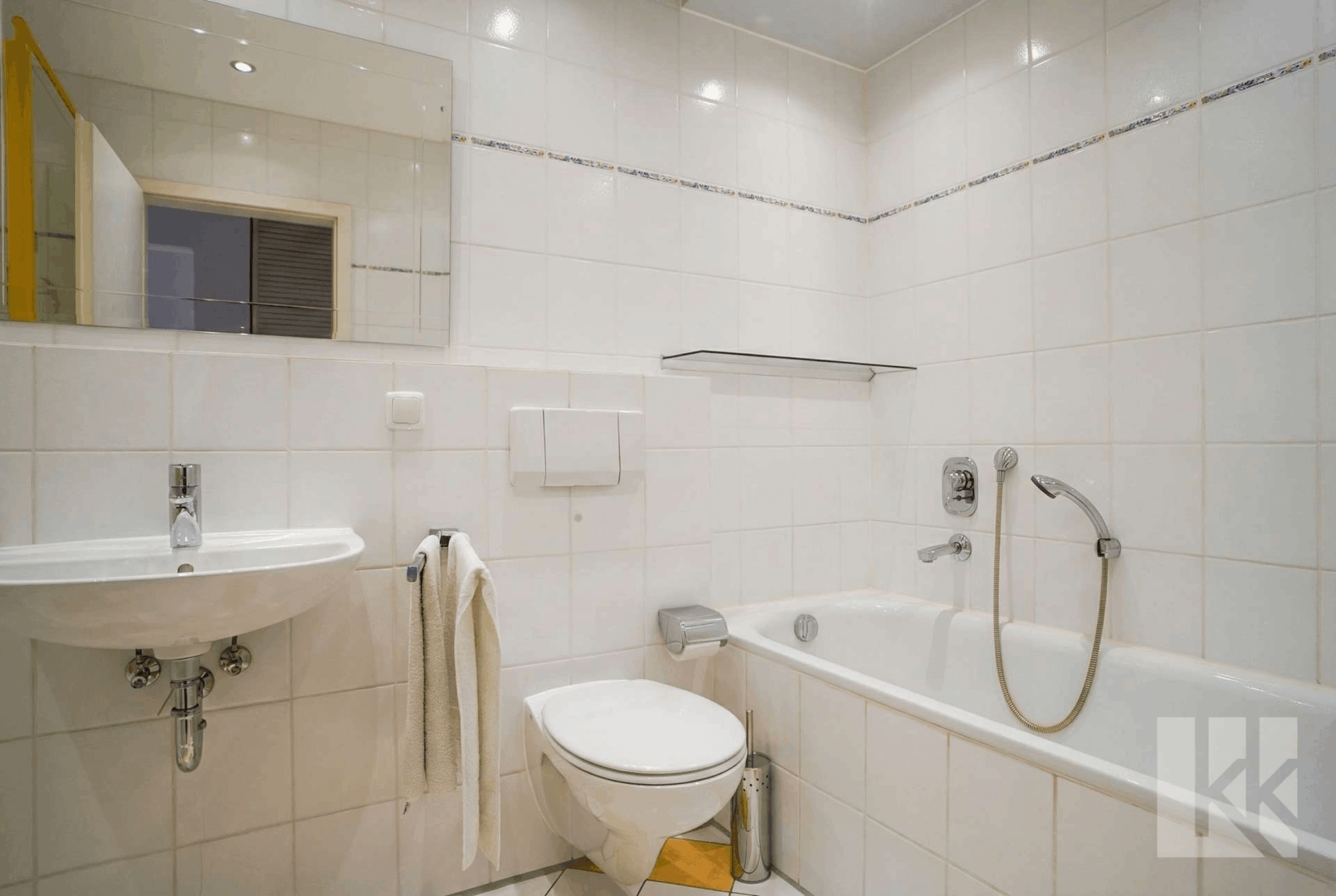 Das Badezimmer mit Badewanne und...