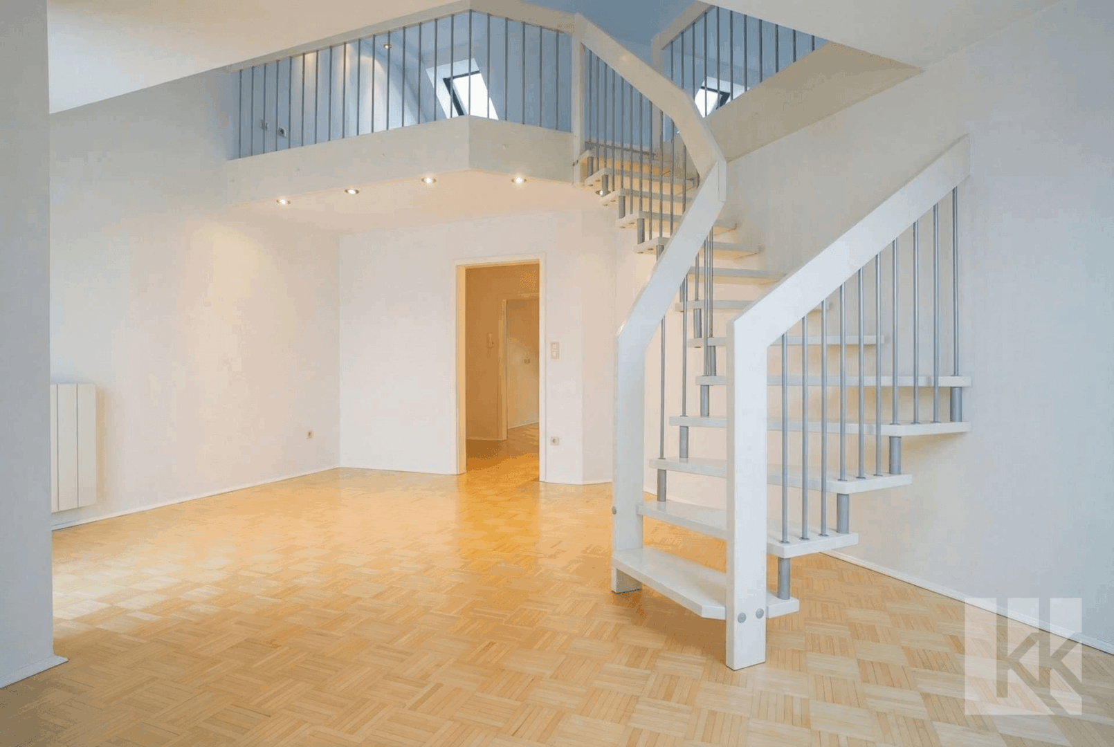 Eine stilvolle Treppe führt...