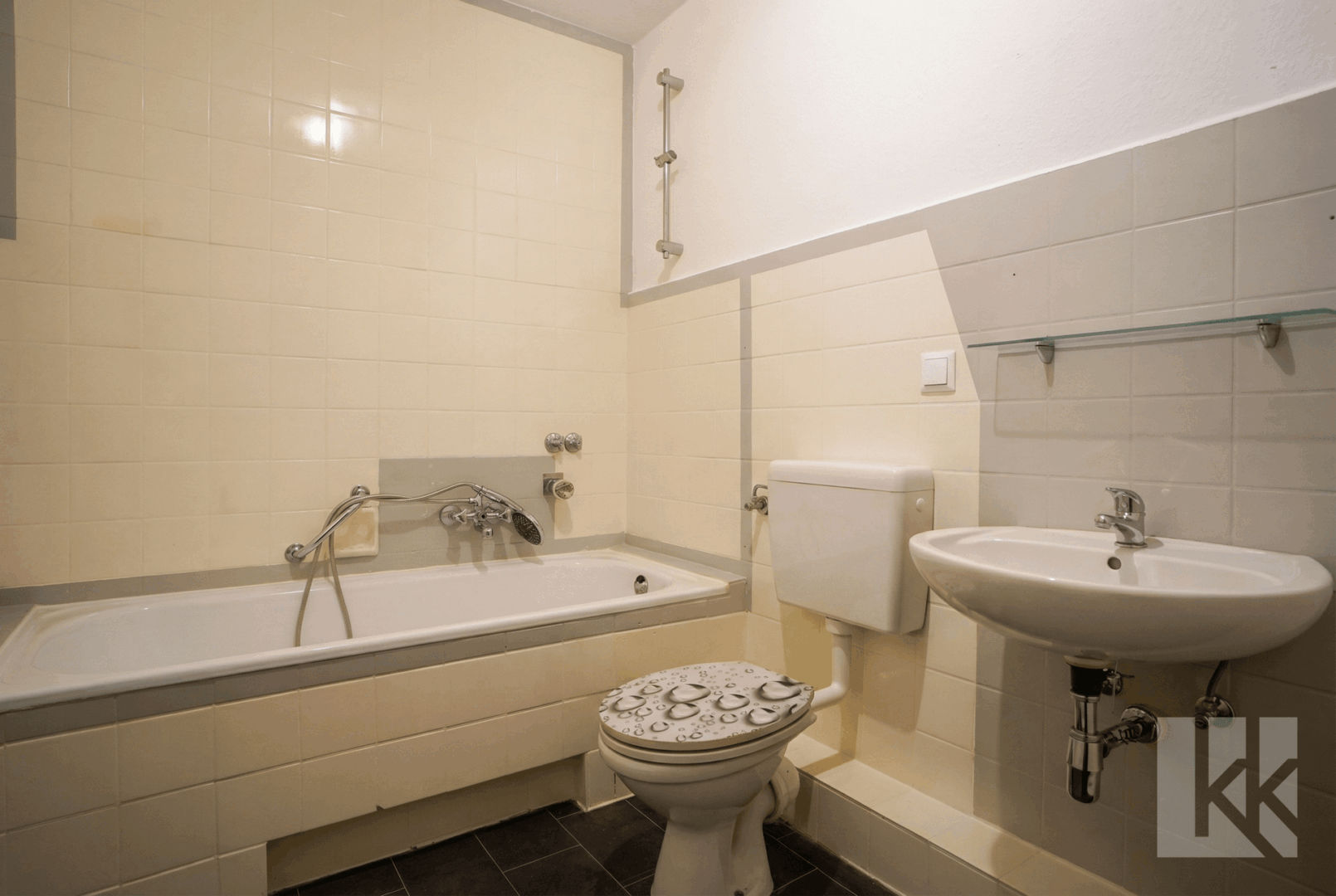 Das Badezimmer mit Badewanne