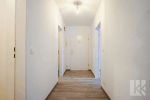 Ein zentraler Flur verbindet die Zimmer