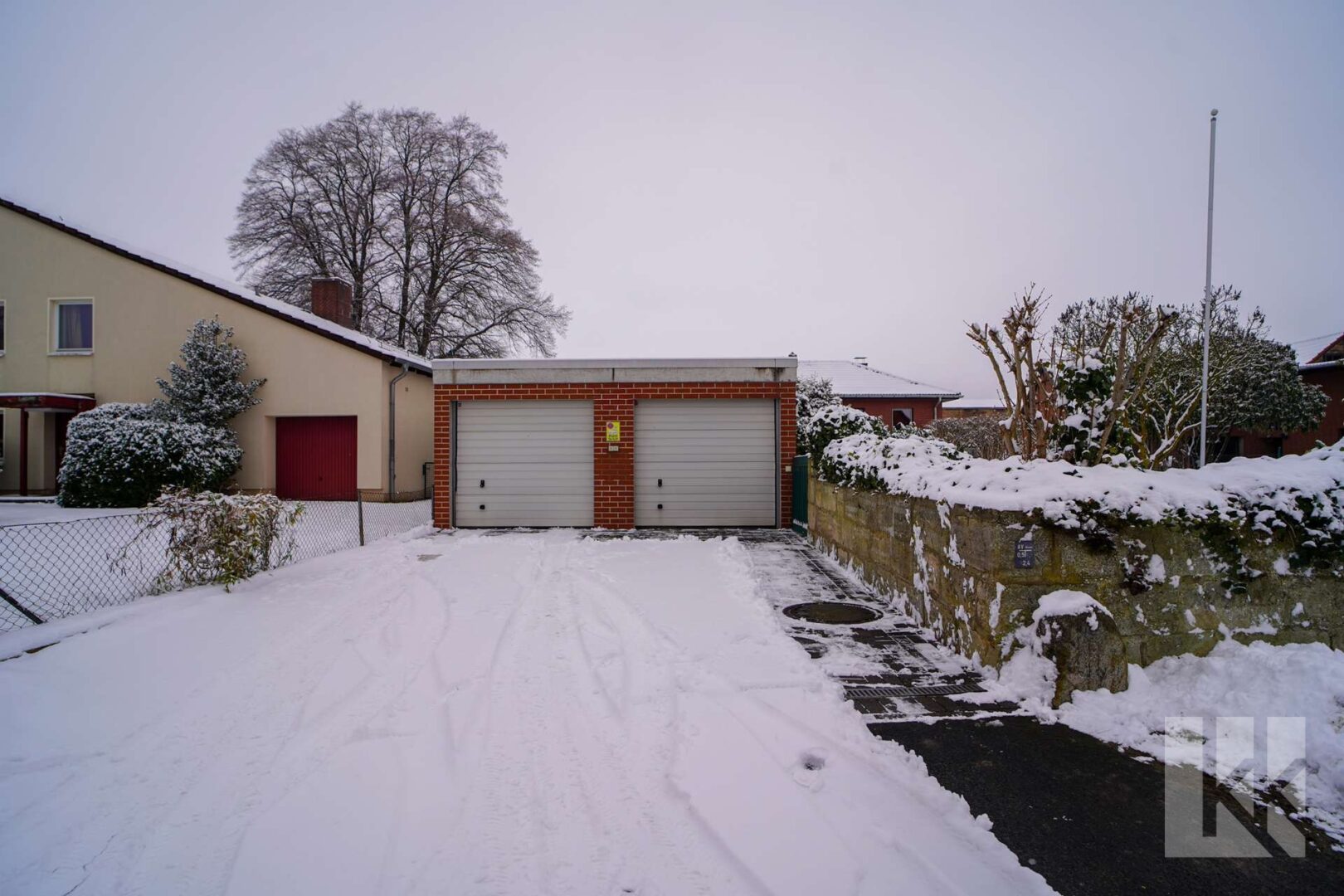 ...sowie einer Doppelgarage.