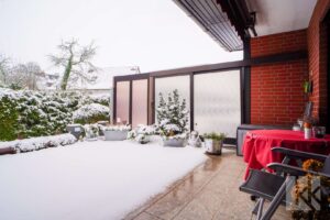 …und angrenzender Terrasse.