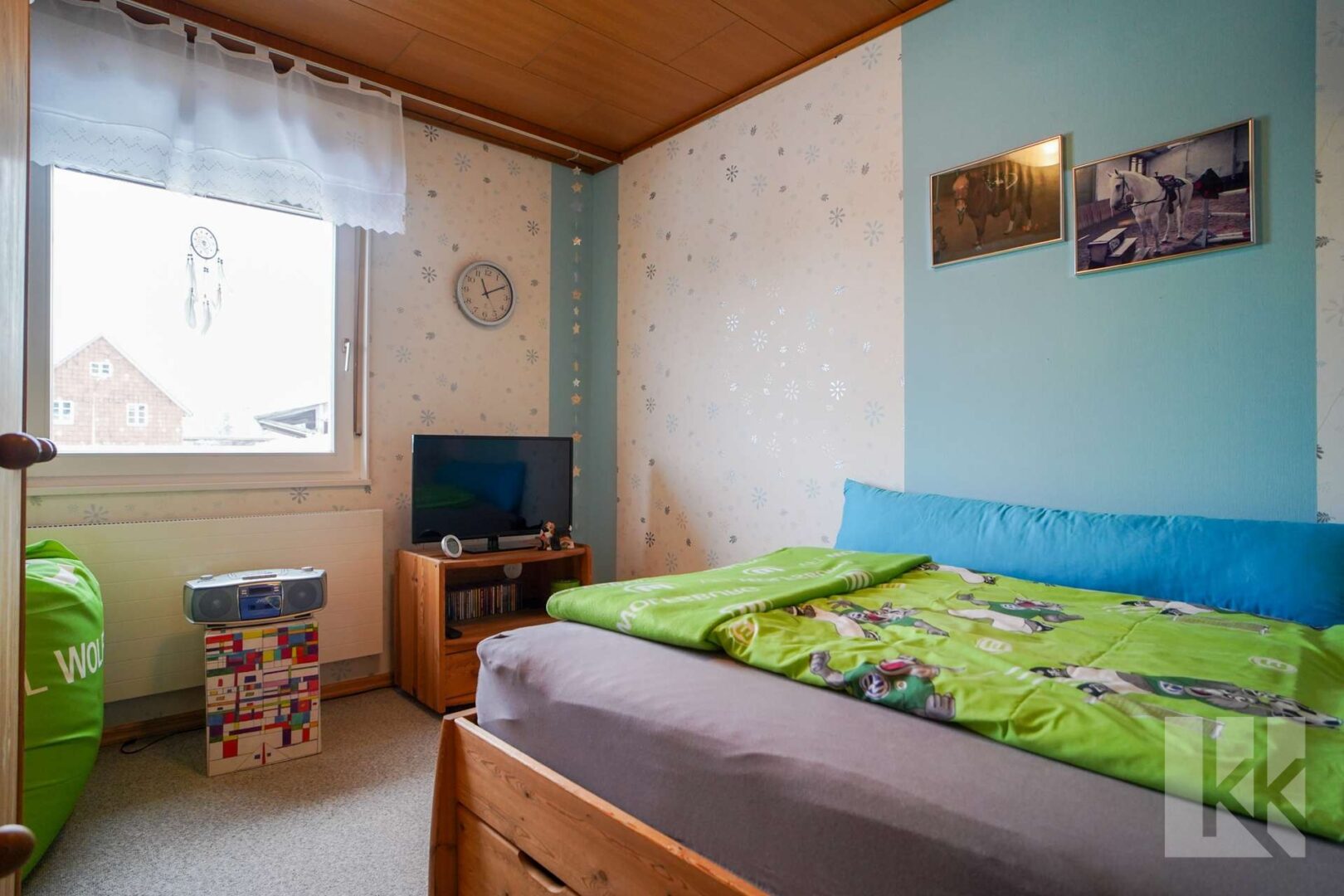 …sowie in zwei weitere Schlafzimmer…