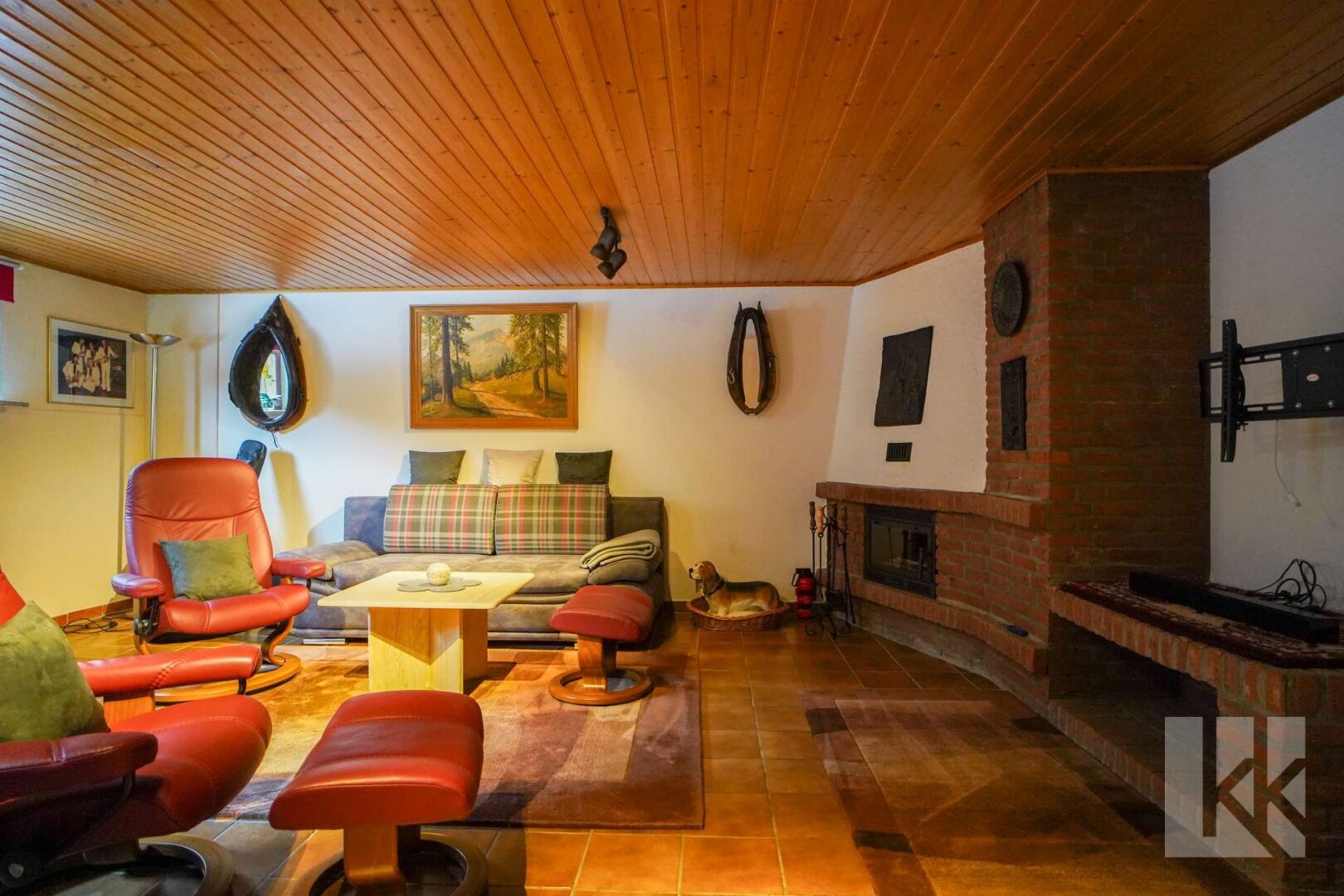 Im Keller wird am Kamin gesessen...