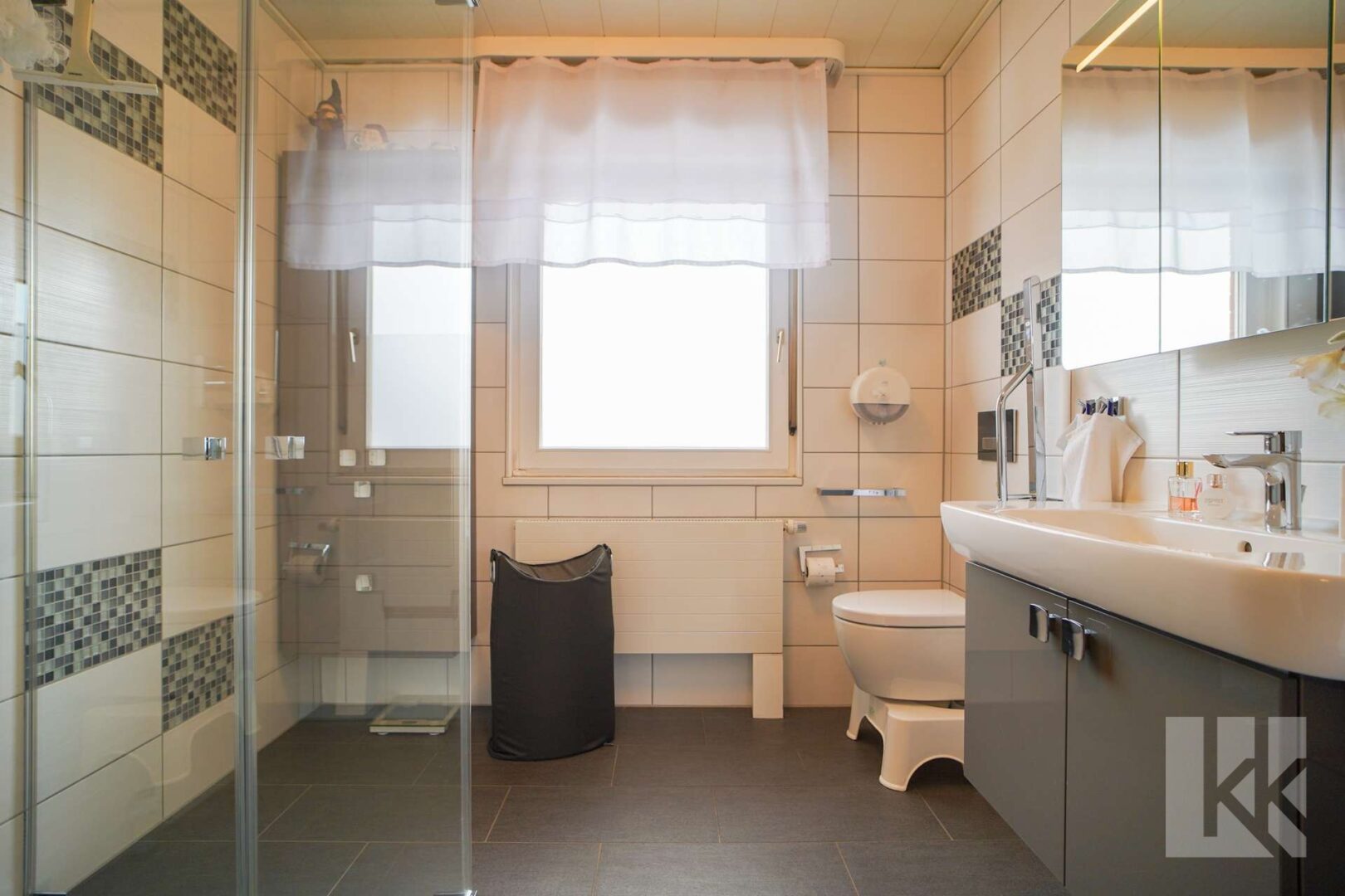 ...nebst modernem Bad im EG und…