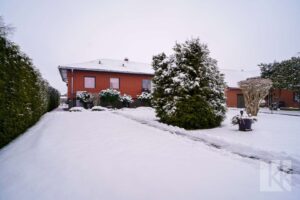 ...mit aktuell winterlichem Garten...