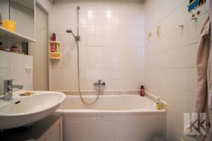 ...und ein Badezimmer.