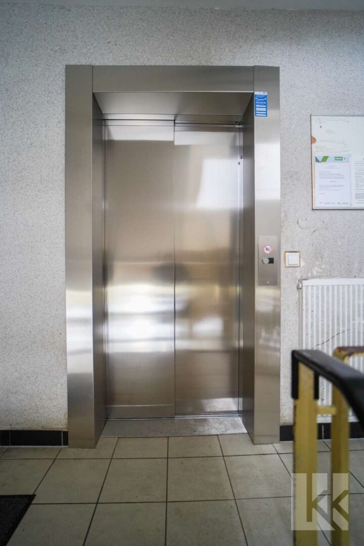 Ein Aufzug führt nach oben