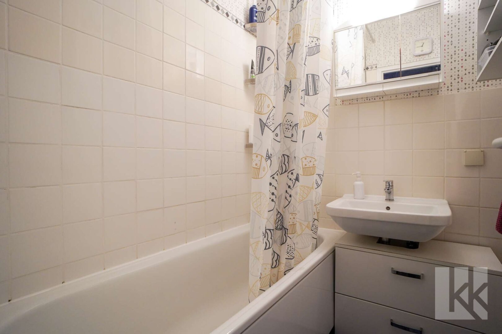 Ein Badezimmer mit Badewanne und...