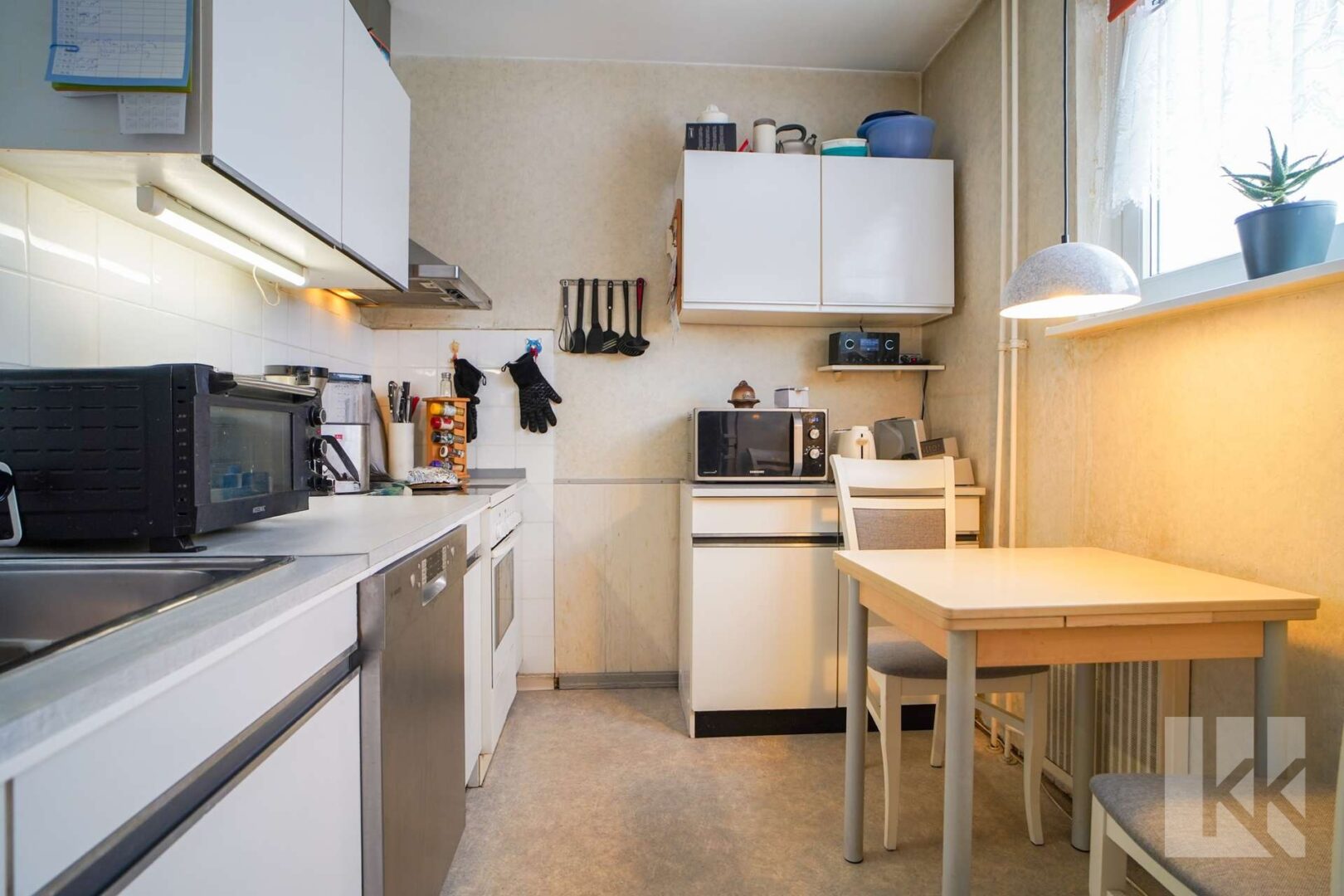 Die separate Küche mit Platz zum Frühstücken.