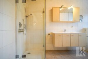 Großes Badezimmer mit Dusche, ...