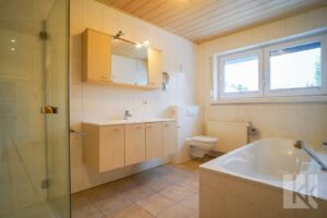 ...Badewanne und Fenster