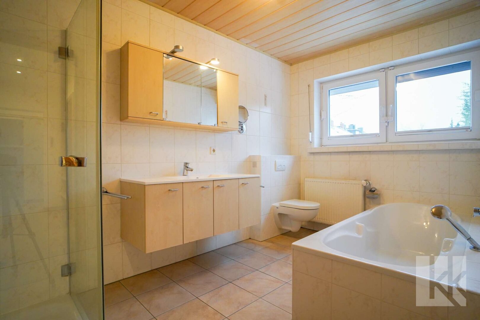 ...Badewanne und Fenster