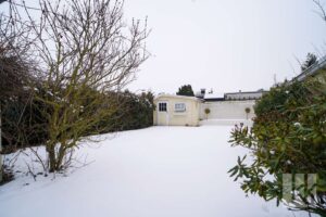 Der Garten hinter dem Haus mit...