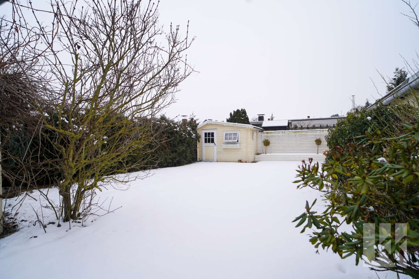 Der Garten hinter dem Haus mit...