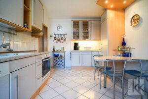 ...gepflegter Einbauküche und...