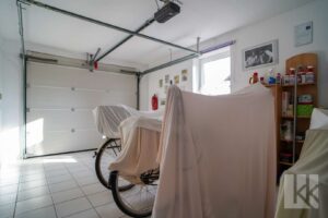 Die Garage mit elektrischem Tor und...