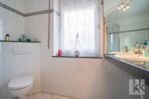 Neben dem Hauseingang: Gäste-WC mit...