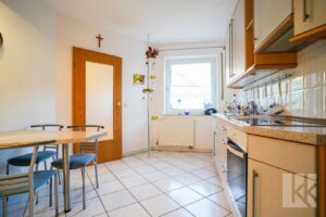 Die geräumige Küche mit...