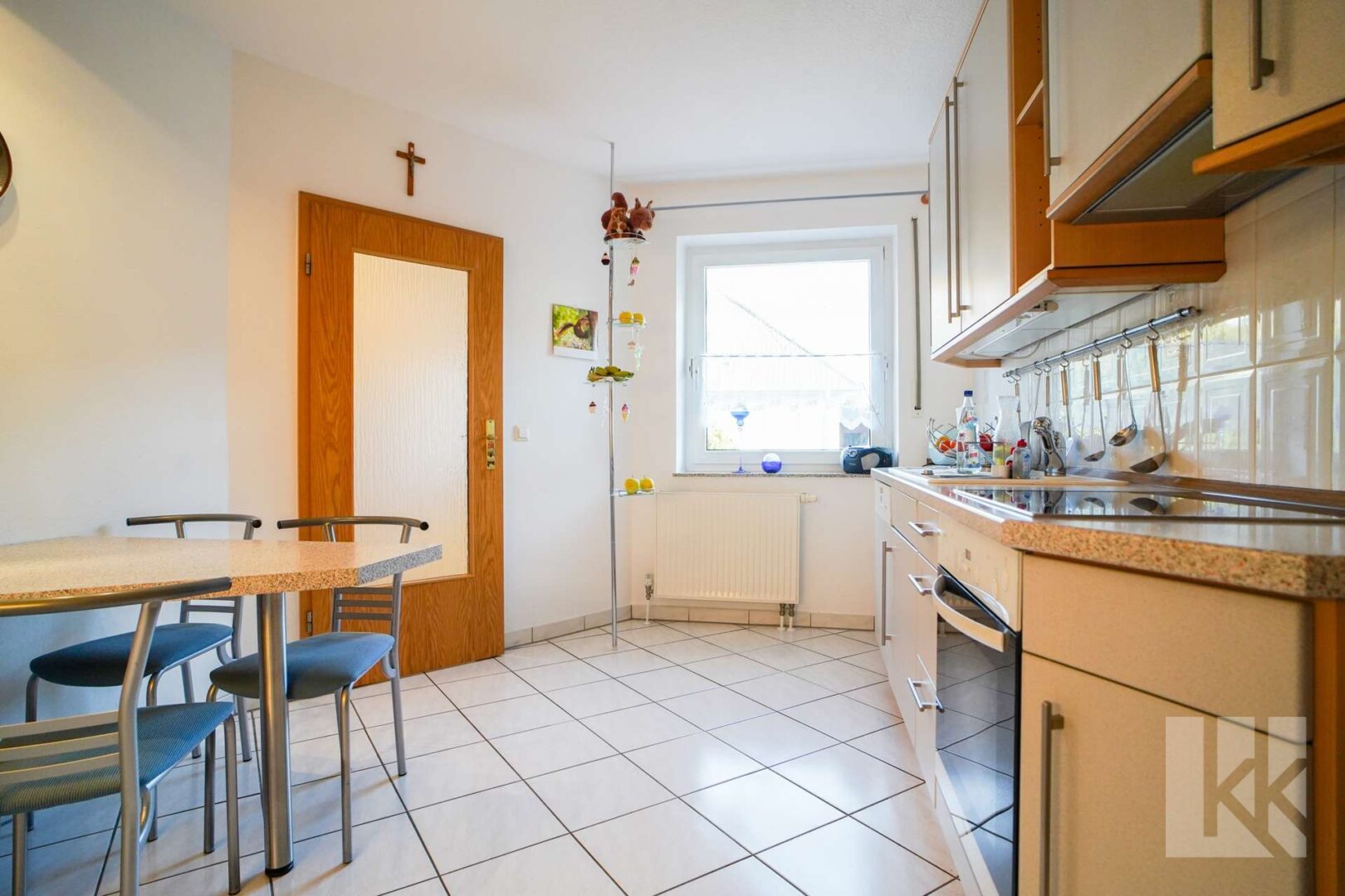 Die geräumige Küche mit...