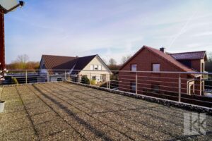 ...großen Balkon über der Garage