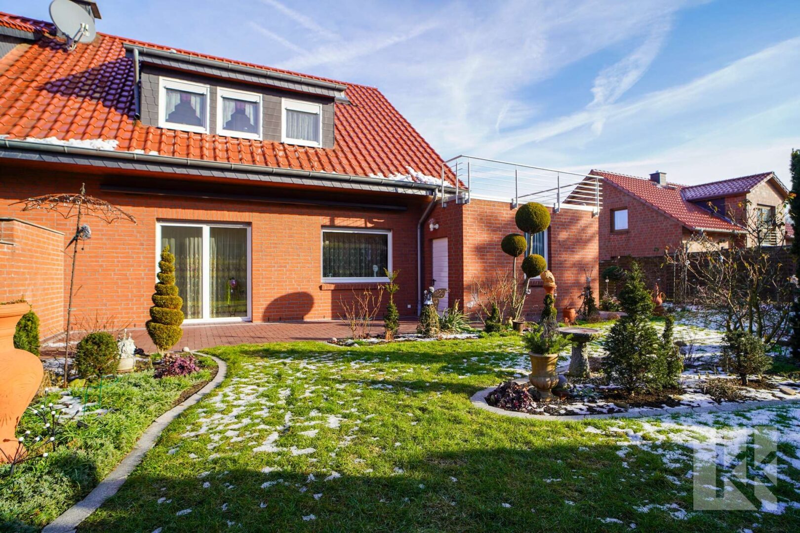 ... hinter dem Haus und...