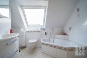 Ein helles Bad mit Badewanne