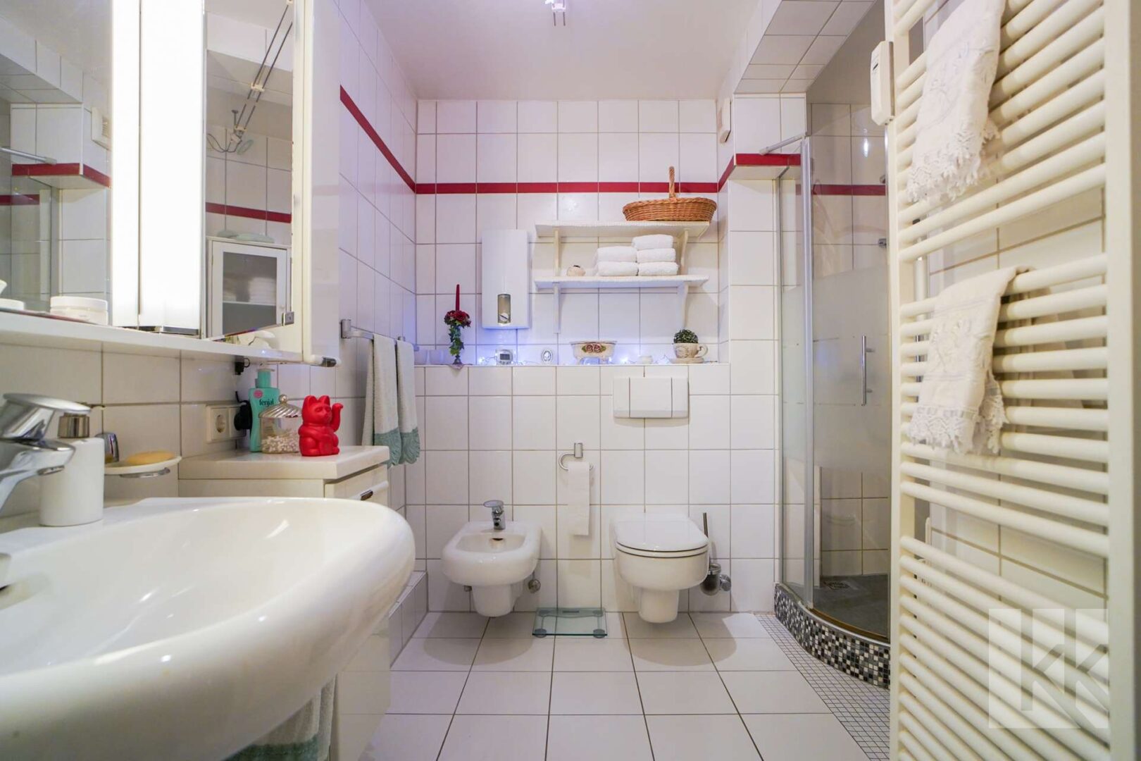 Großes Badezimmer mit …