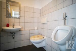 Weiteres Gäste-WC in der Garage mit...