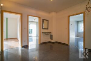 Ein zentraler Flur verbindet alle Zimmer