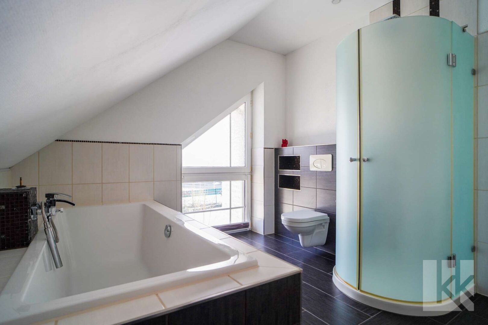 ...Badewanne und Dusche