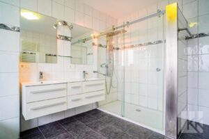 ...großzügiger Dusche