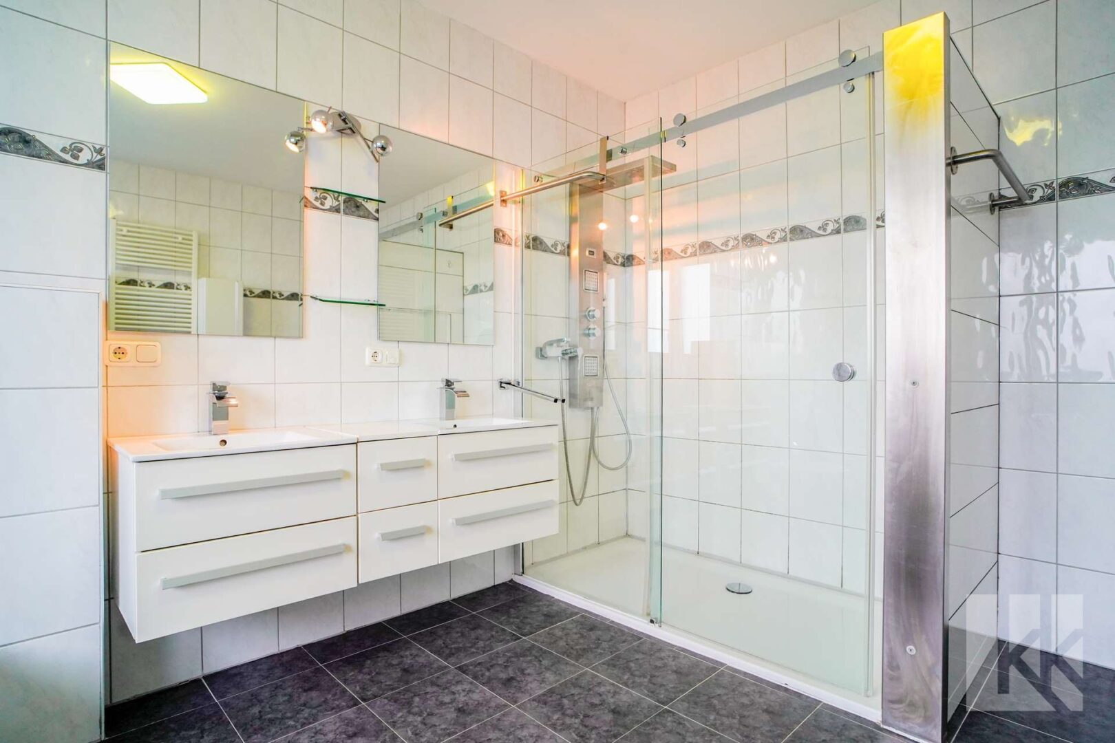 ...großzügiger Dusche