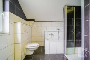 ...Badewanne und Dusche