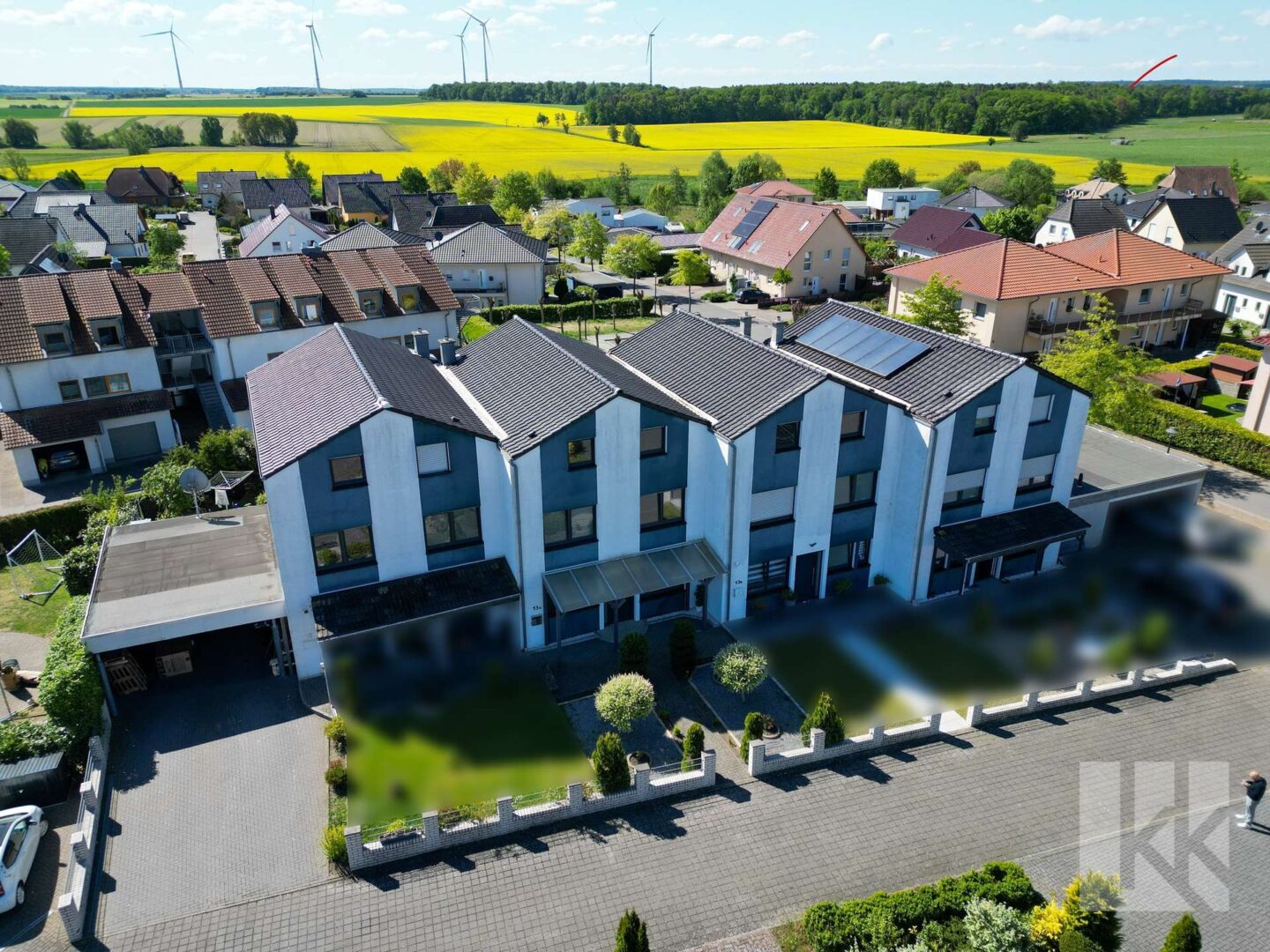 Hausansicht aus der Luft und...