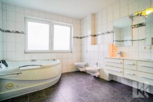 Badzimmer im OG mit Eckwhirlpool und...