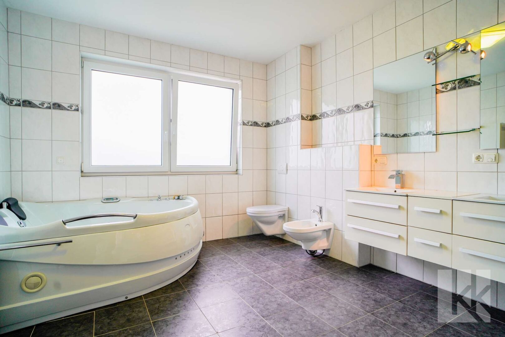 Badzimmer im OG mit Eckwhirlpool und...