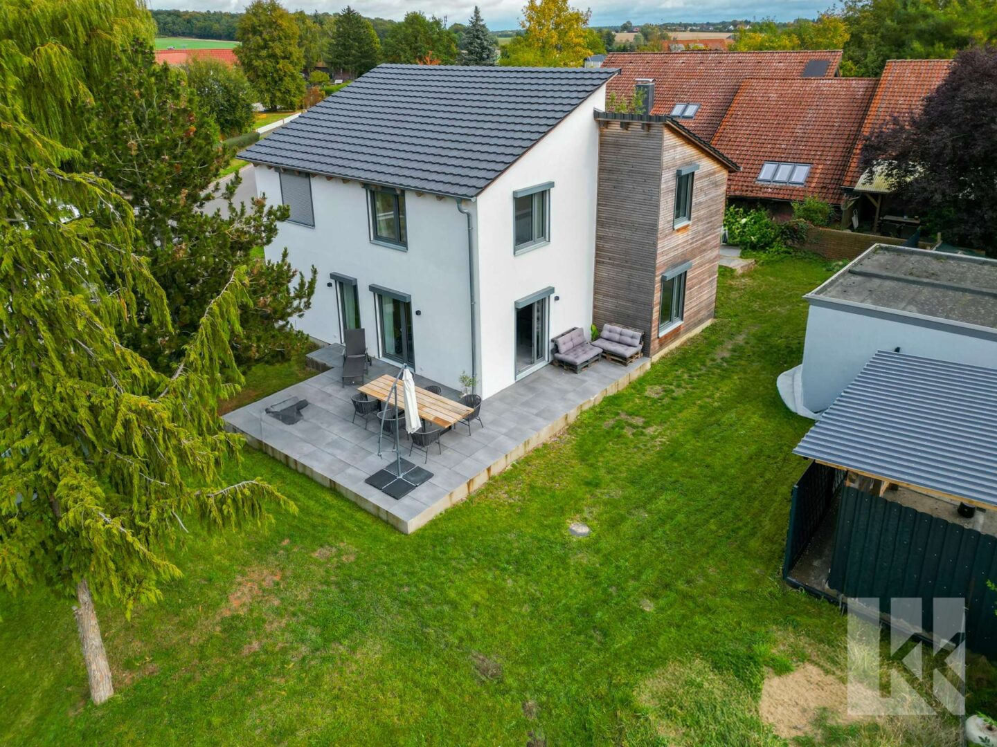 Hausansicht aus der Luft und...