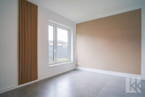 Daneben: Ein helles Gäste- oder Arbeitszimmer