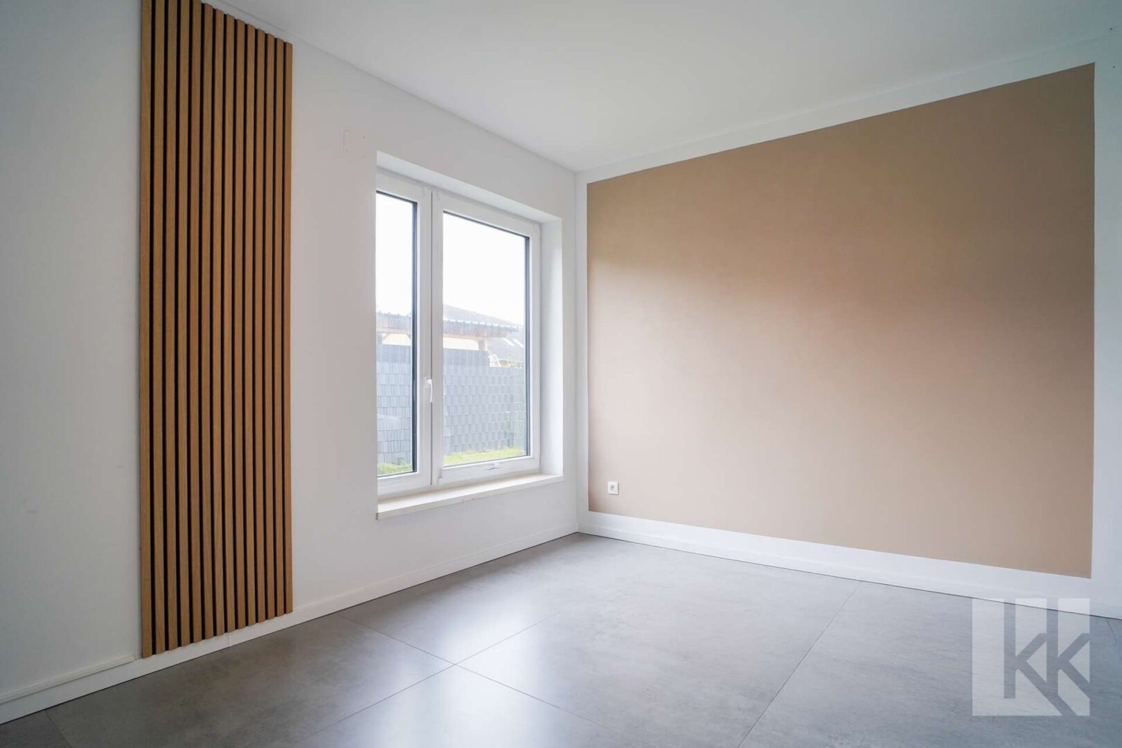 Daneben: Ein helles Gäste- oder Arbeitszimmer